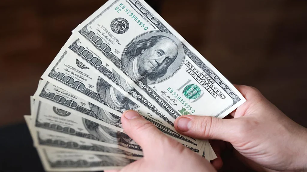 سعر الدولار يكسر حاجز الارتفاع ويسجل أدنى مستوياته منذ فترة طويلة السبت